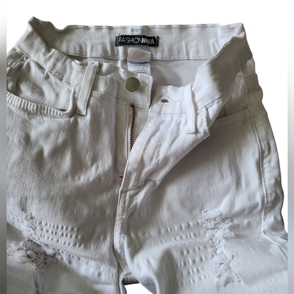 FASHION NOVA | DISTRESSED | WHITE JEANS |SIZE 1 (W24) - Picture 4 of 11